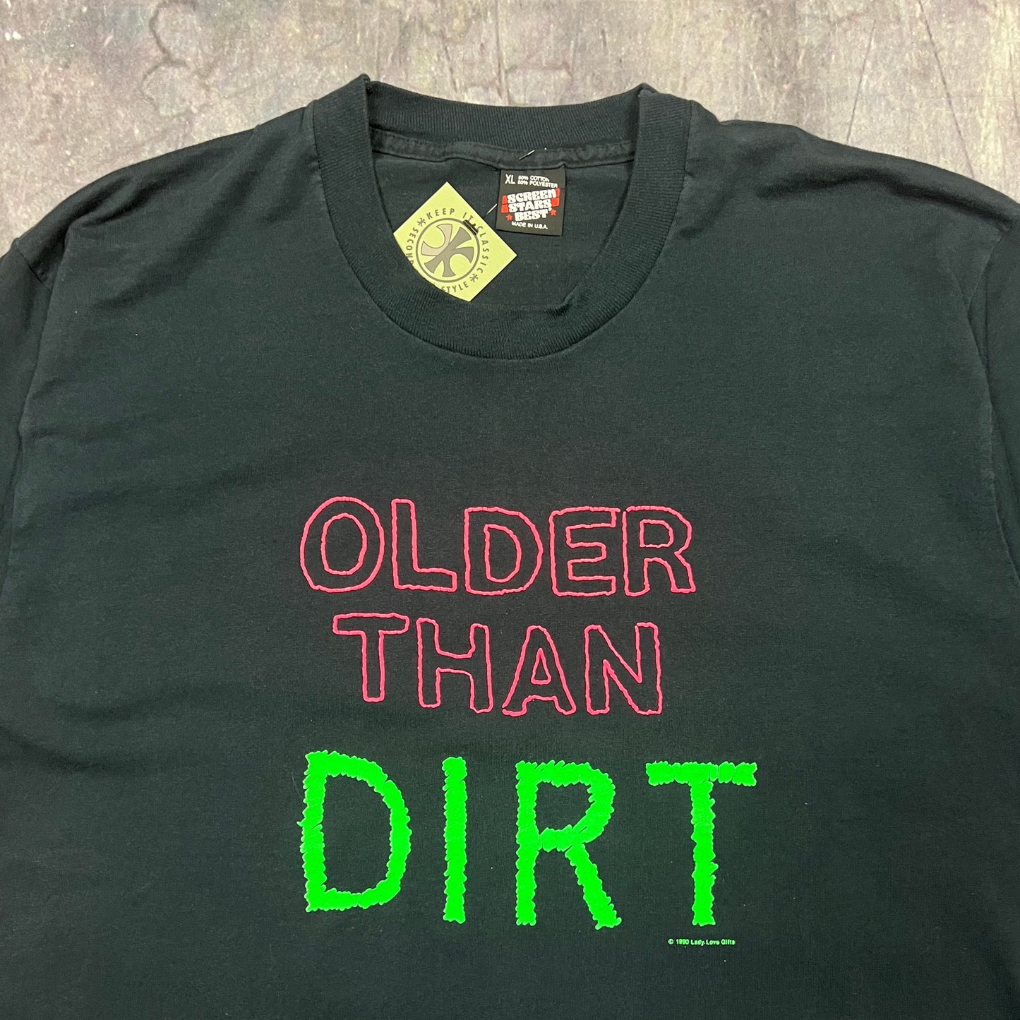 90s Black Text "Older Than Dirt"Quote Shirt  L AQ91