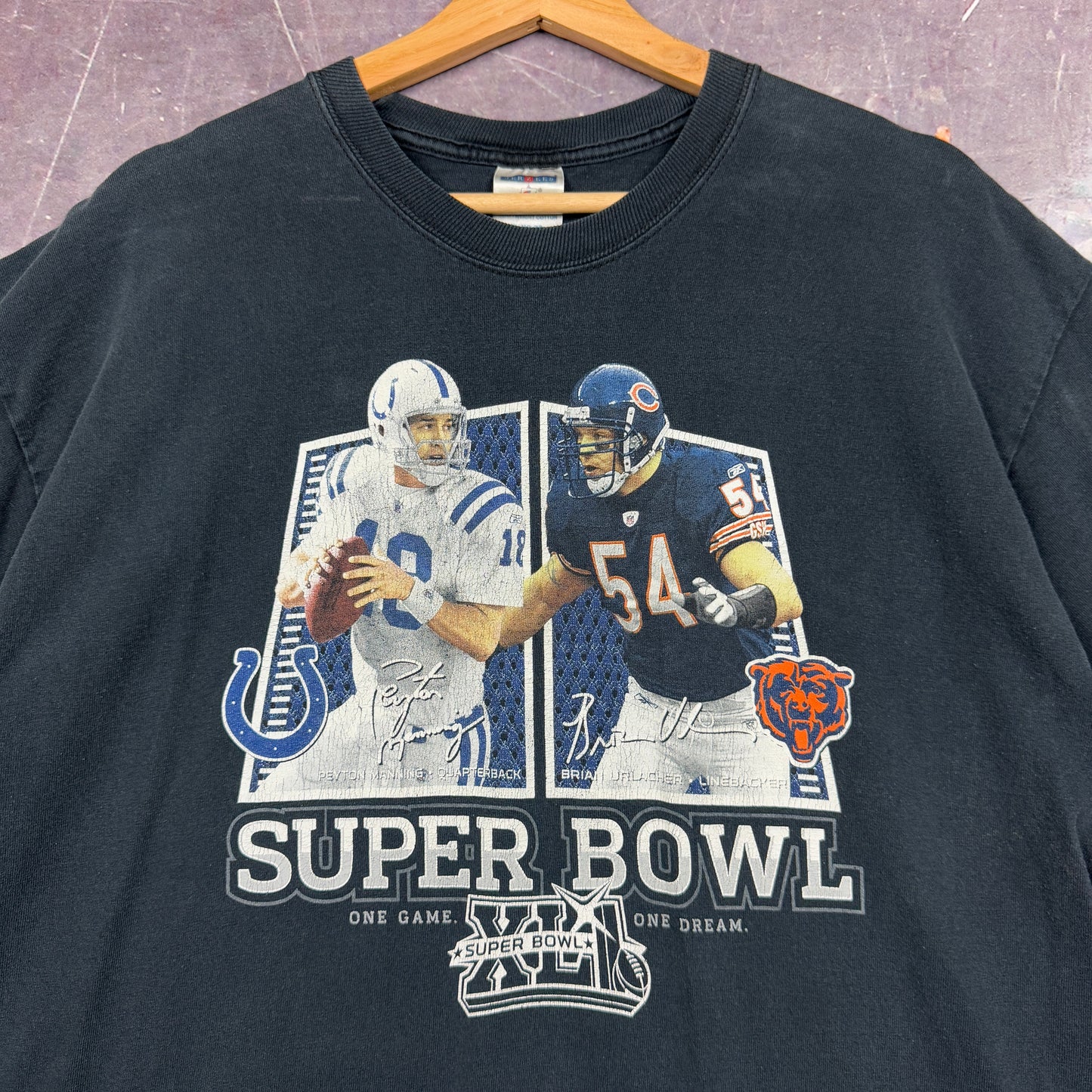 2007 Faded Black Super Bowl XLI Peyton Manning Brian Urlacher Football Graphic Shirt L 1165