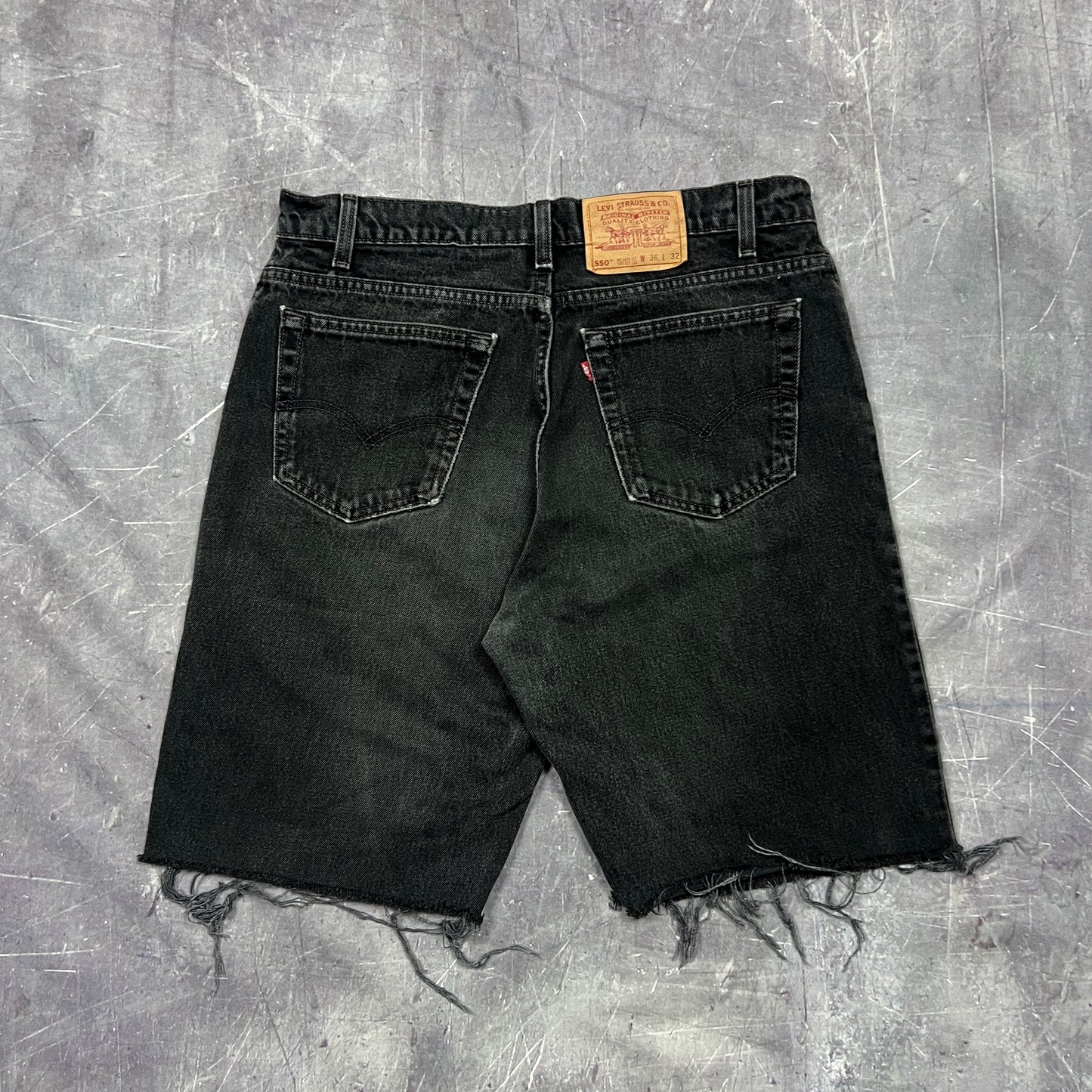 90s Black Denim Levi's 550 Baggy Jean Shorts 35x10 AY96