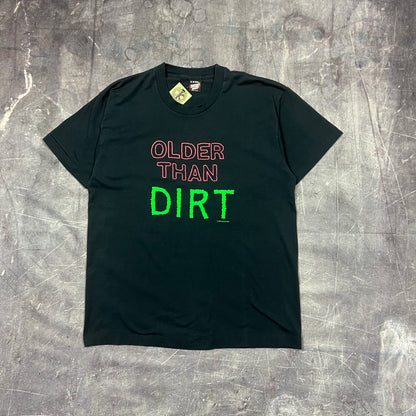 90s Black Text "Older Than Dirt"Quote Shirt  L AQ91