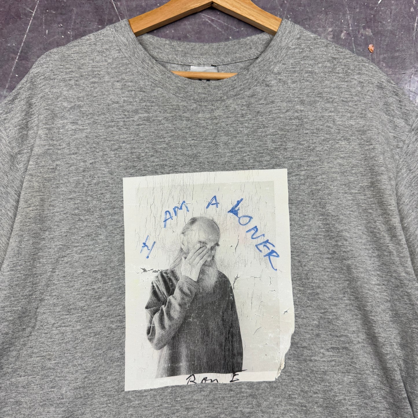 Early 00s Light Gray I Am A Loner Portrait Art Graphic Shirt L 1049