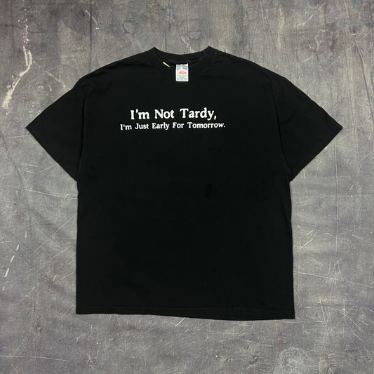 Early 00s Black Text "I'm Not Tardy. I'm Just Early For Tomorrow" Quote Shirt XL AR17