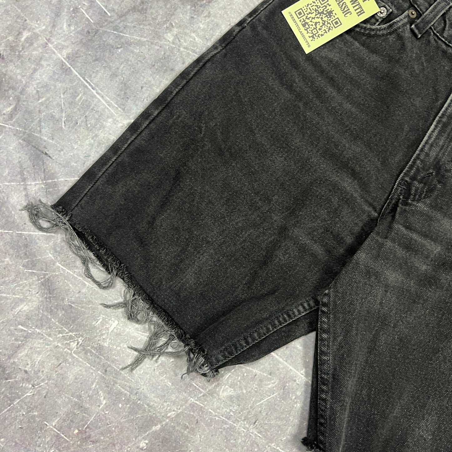 90s Black Levi's 550 Baggy Denim Shorts 28x8.5 AY25