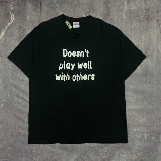 Early 00s Black Text "Doesn't Play Well With Others" Quote Shirt XL AR63