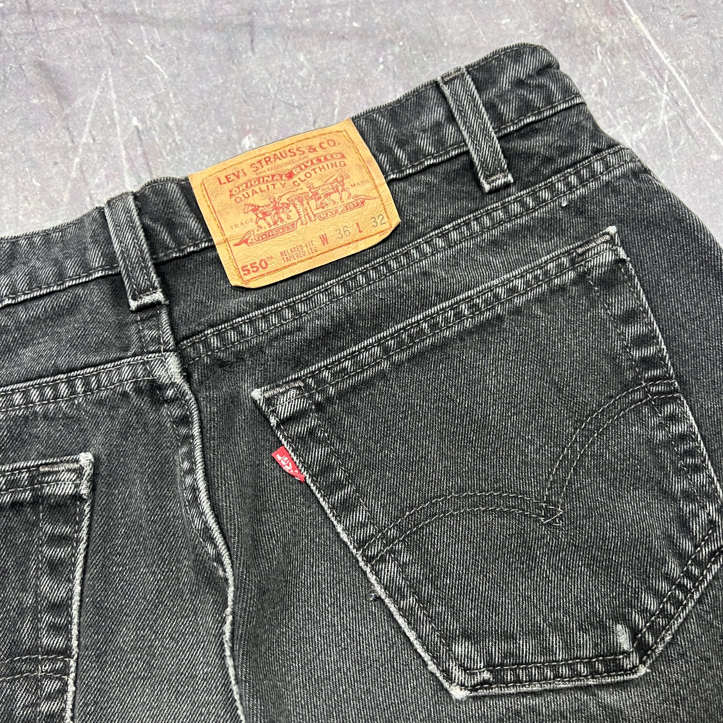 90s Black Denim Levi's 550 Baggy Jean Shorts 35x10 AY96