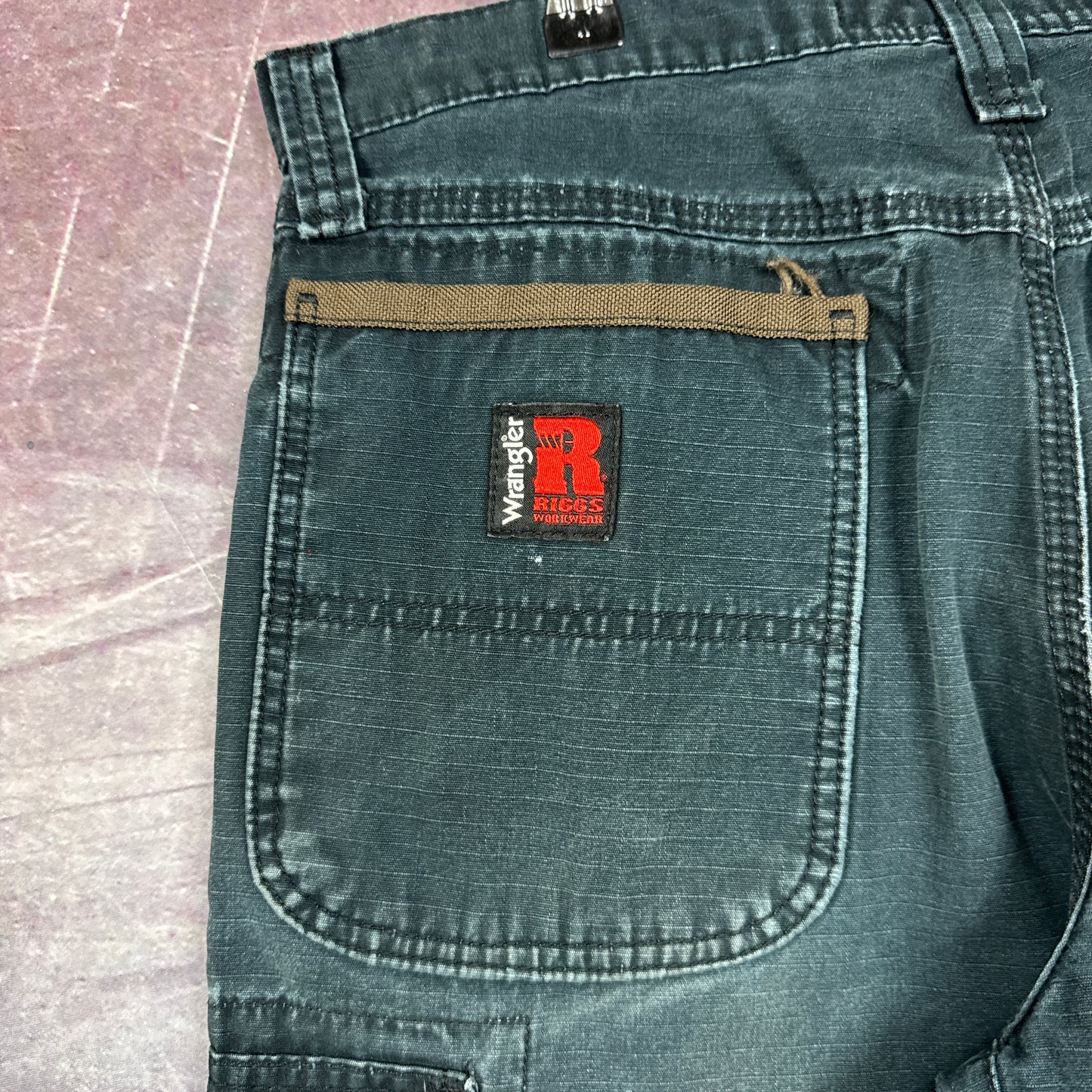 00s Faded Black Baggy Wrangler Riggs Workwear Carpenter Work Shorts 33x10.5 2796