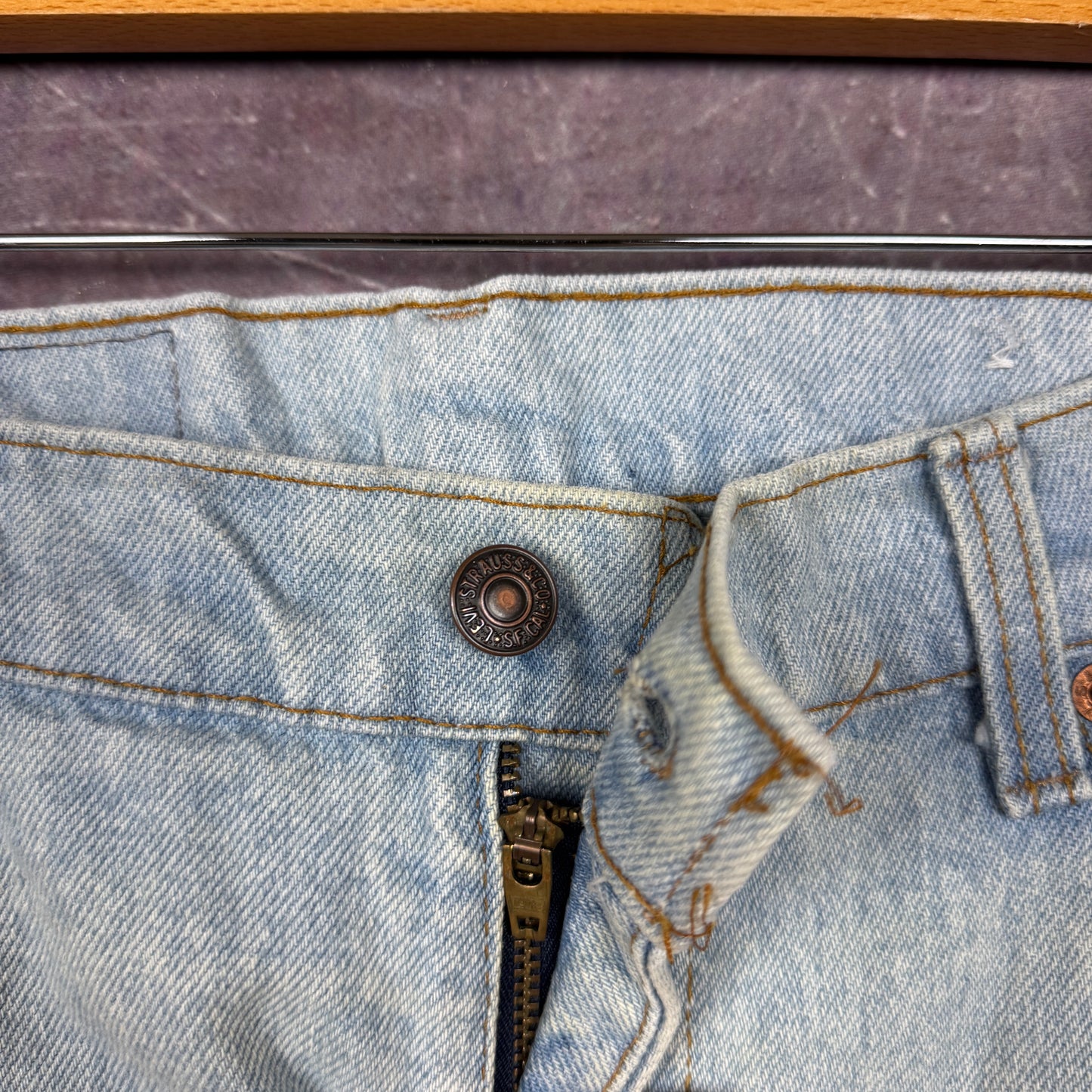 90s Light Wash Levi's 505 Denim Jeans 36x31 2055