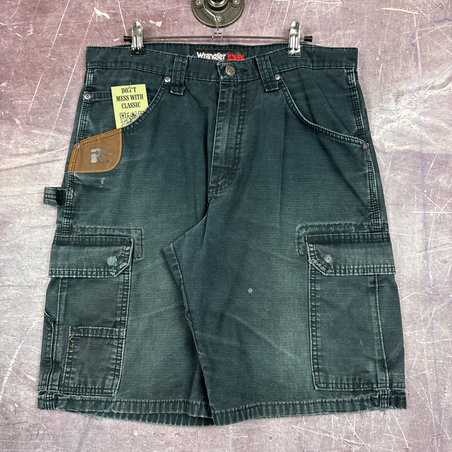 00s Faded Black Baggy Wrangler Riggs Workwear Carpenter Work Shorts 33x10.5 2796