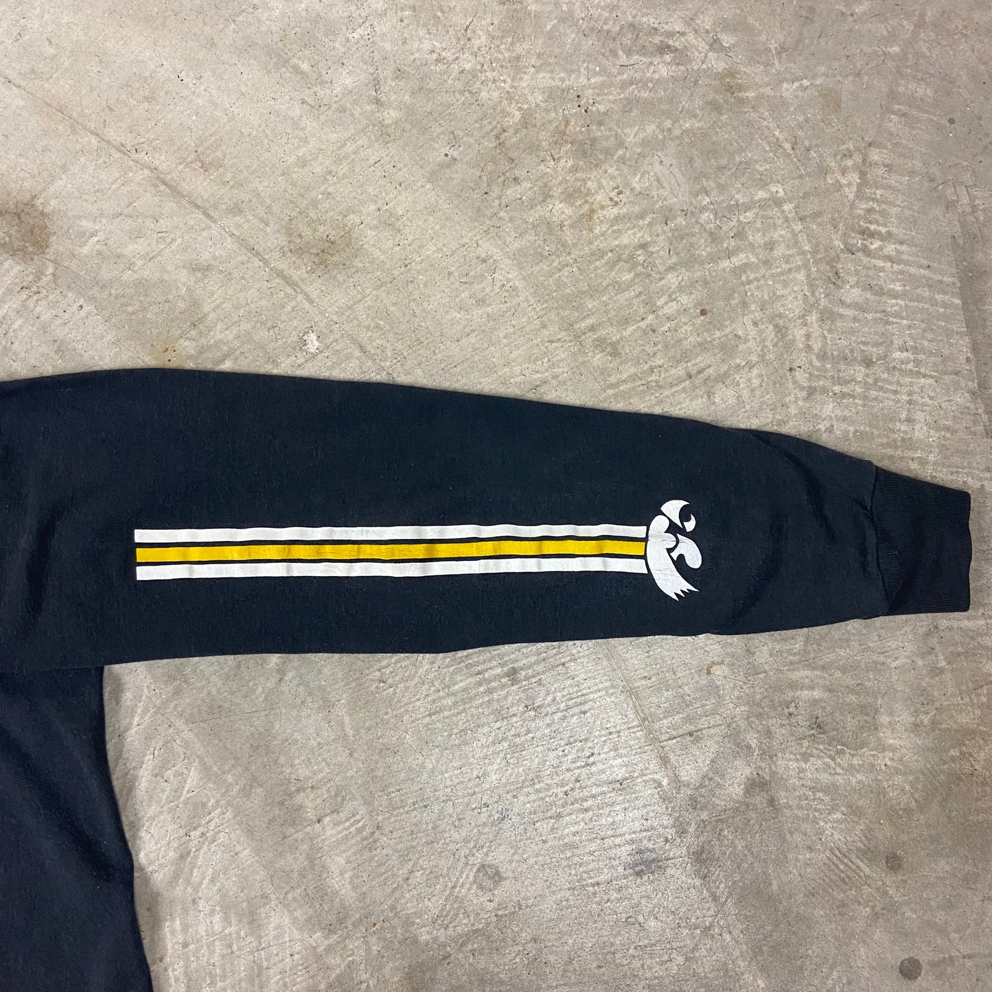 90s Black Iowa Hawkeyes Football Graphic Long Sleeve Shirt L BE59