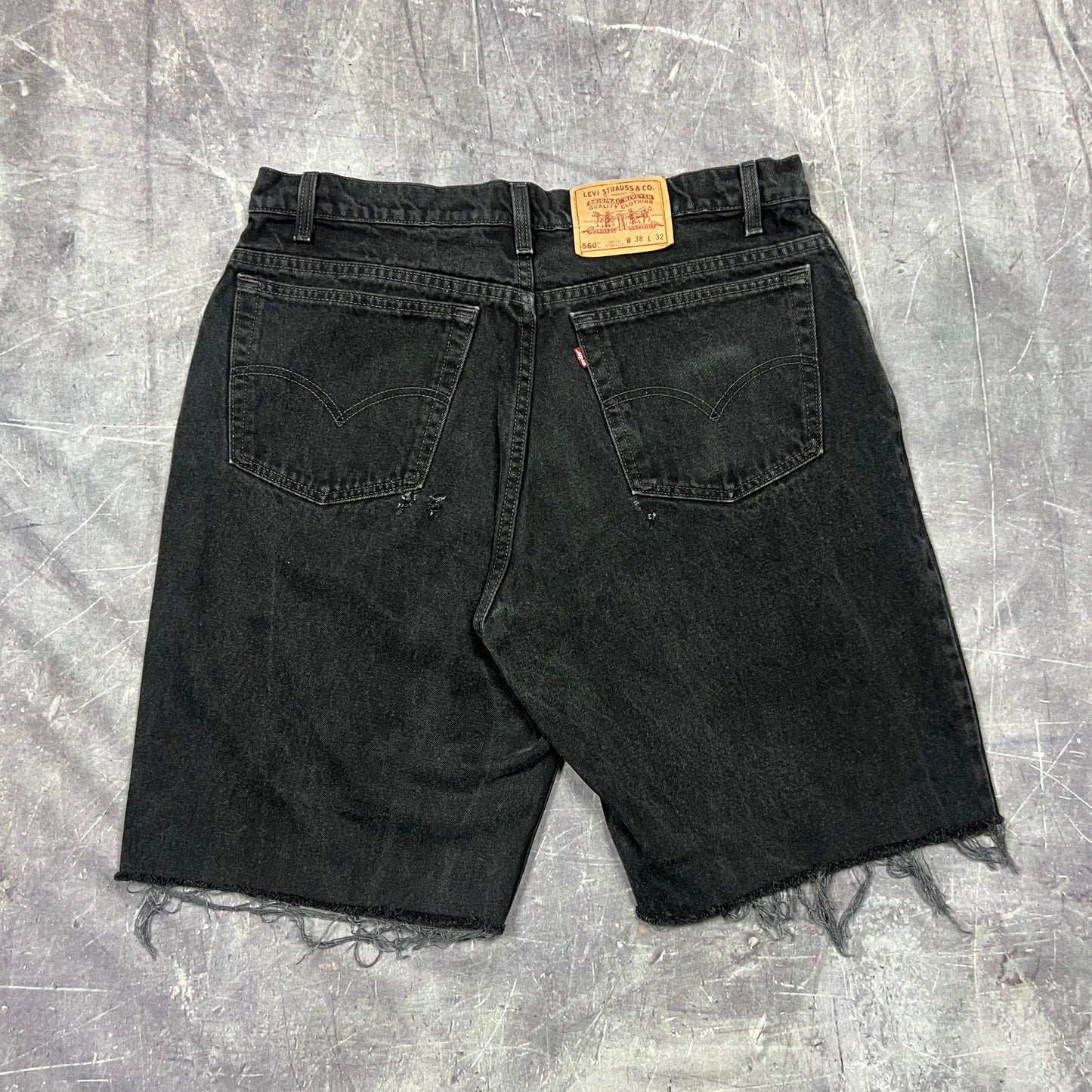 90s Black Denim Levi's 560 Baggy Jean Shorts 36x10 AY95