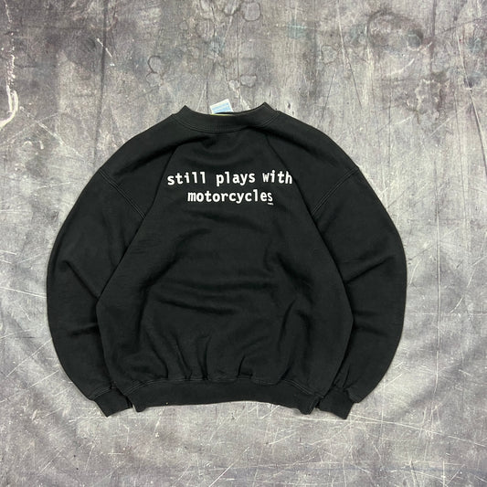 90s Black Text "Still Plays with Motorcycles" Quote Crewneck Sweatshirt M AU59