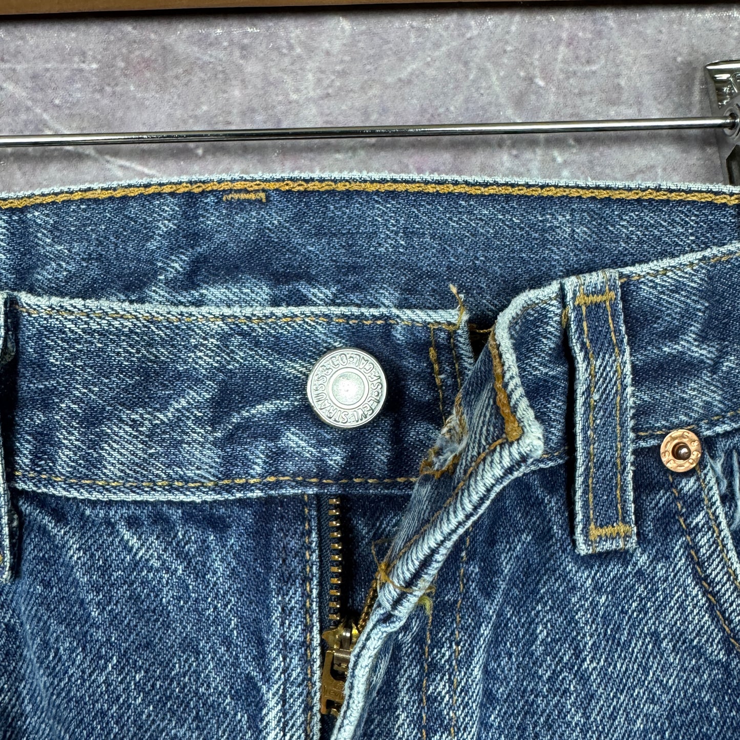 90s Medium Wash Faded Levi's 505 Denim Jeans 33x32 2065