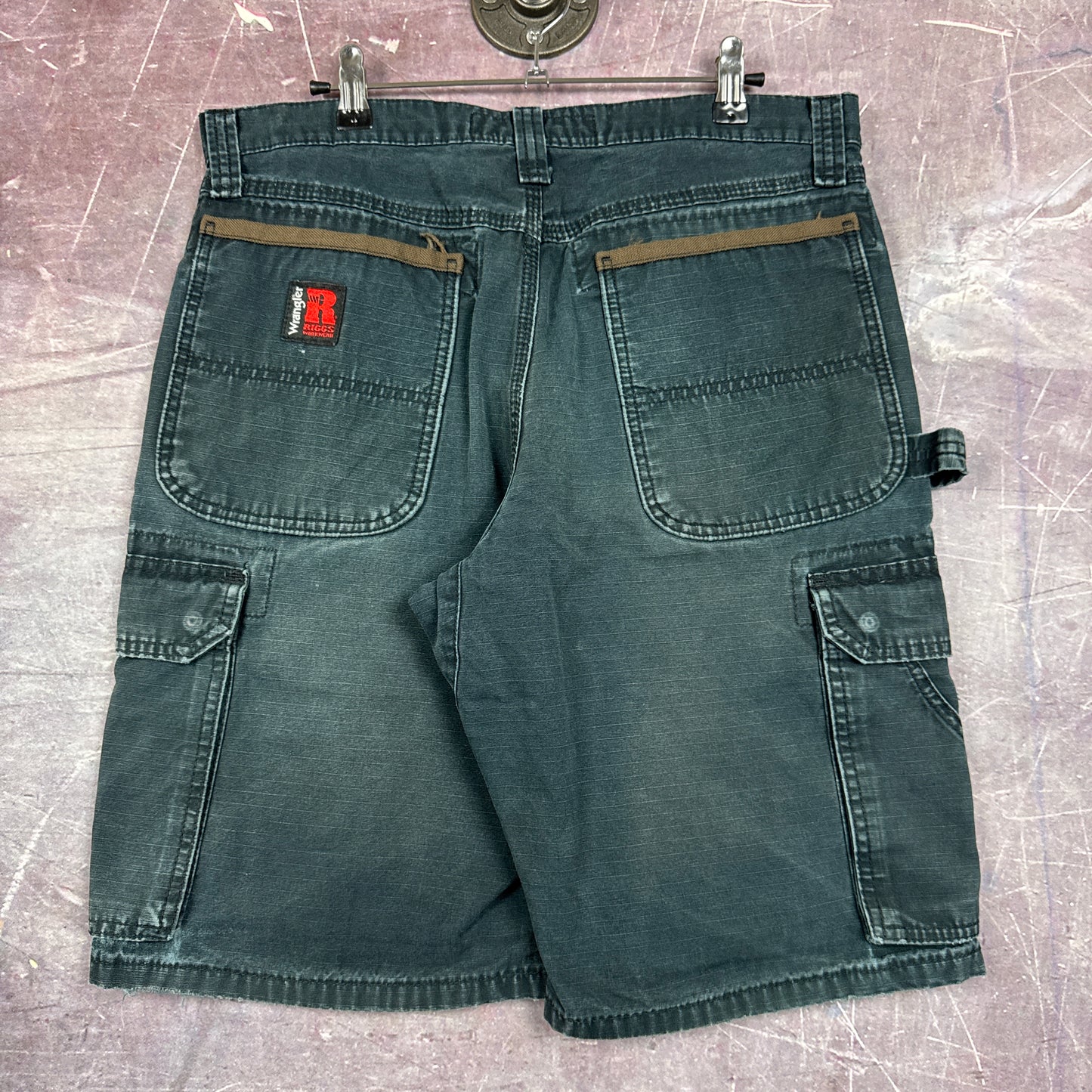 00s Faded Black Baggy Wrangler Riggs Workwear Carpenter Work Shorts 33x10.5 2796