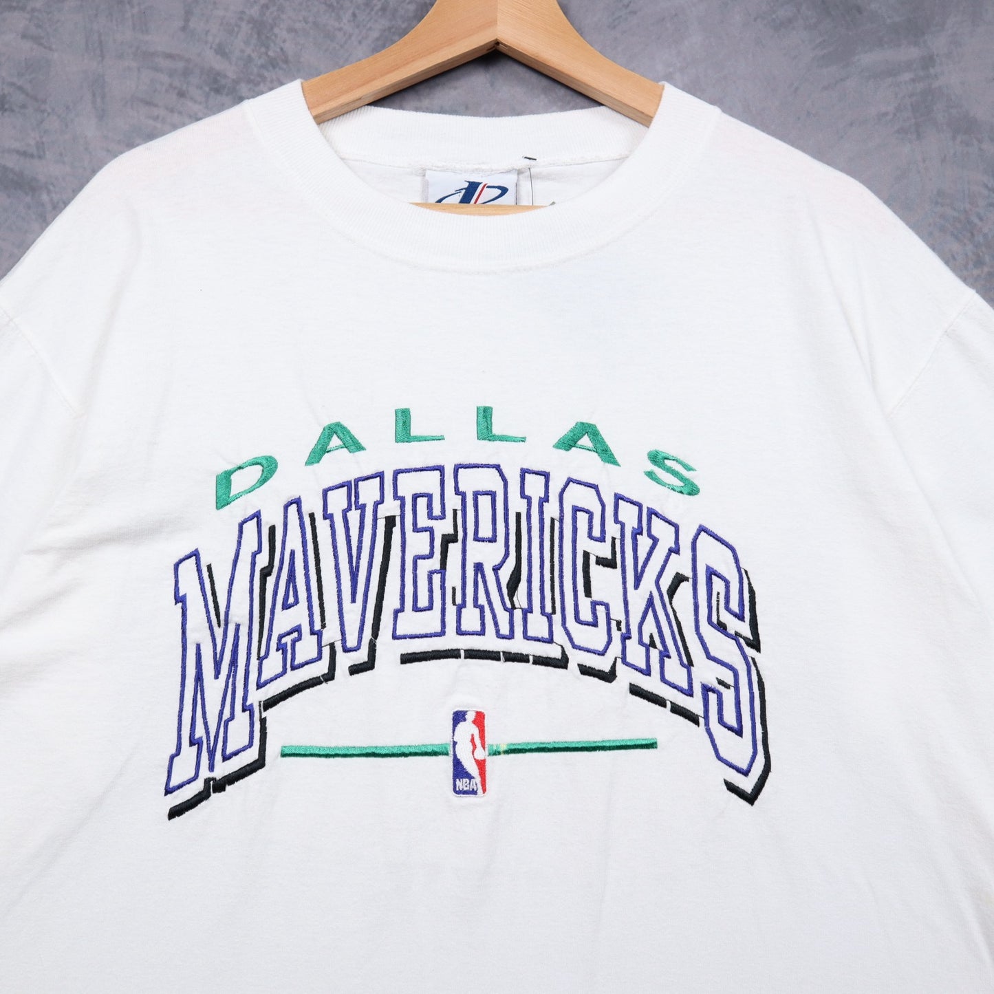 90s White Dallas Mavericks Embroidered Logo Athletic Shirt 5154